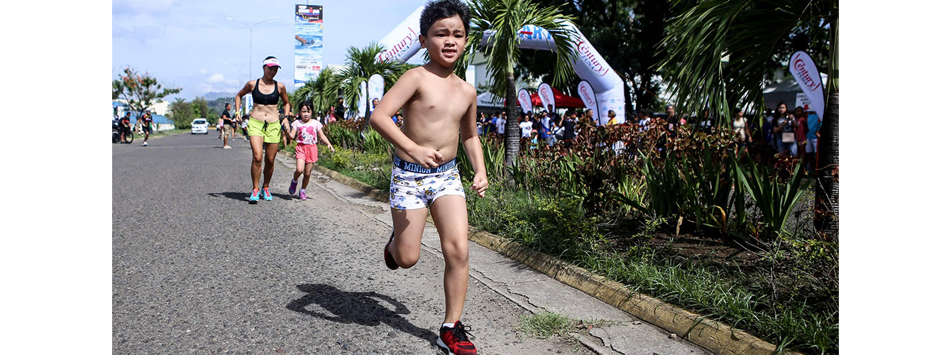 Superman, Leonidas cross finish line in ‘Underpants Run’